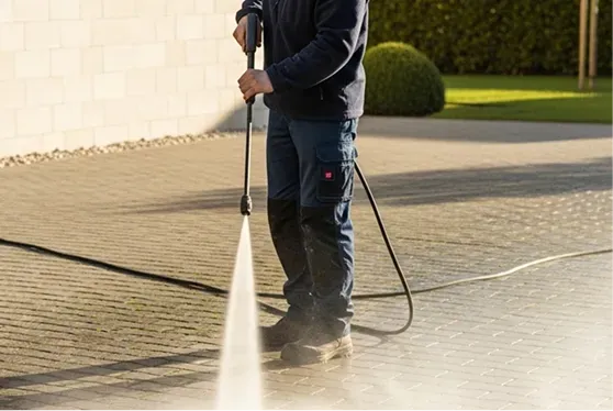 Mężczyzna myjący kostkę brukową